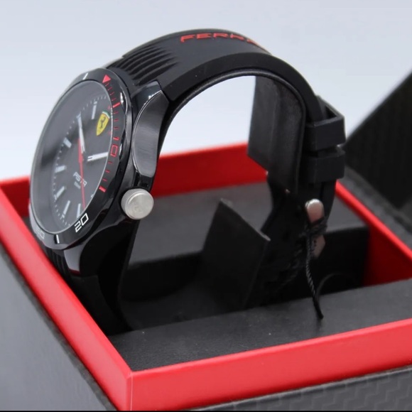 BRAND NEW FERRARI WATCH ⌚️ BLACK SILCONE BAND...STUNNING! - Picture 6 of 7